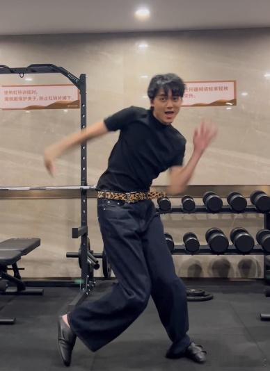 张呈跳了黄子弘凡无想 从新歌到舞蹈再到评论，每一环都充满惊喜。张呈和黄子弘凡的好