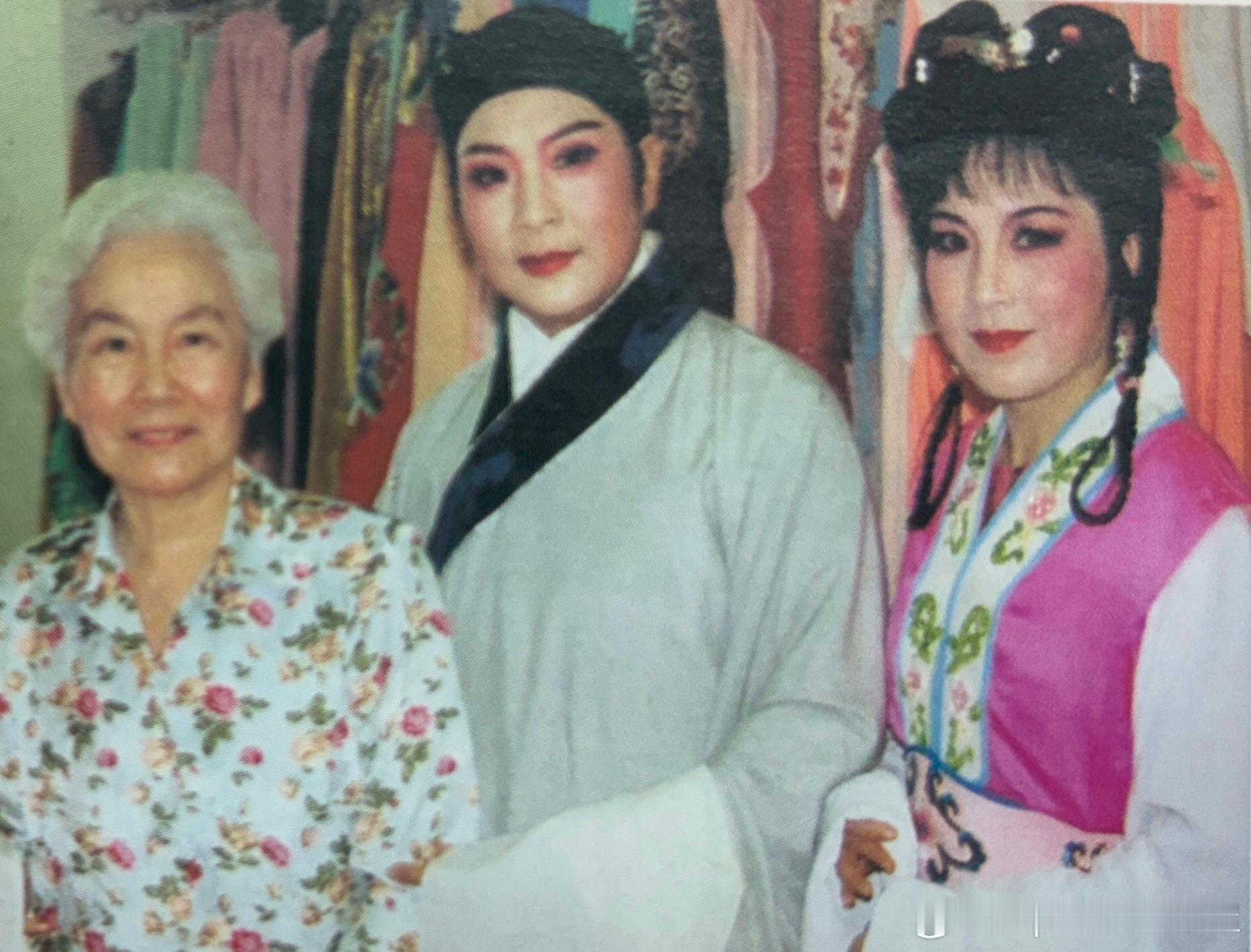 2003年专业演员和陆派名票为陆锦花回国举办“锦上添花”陆派专场演唱会。左为陆锦