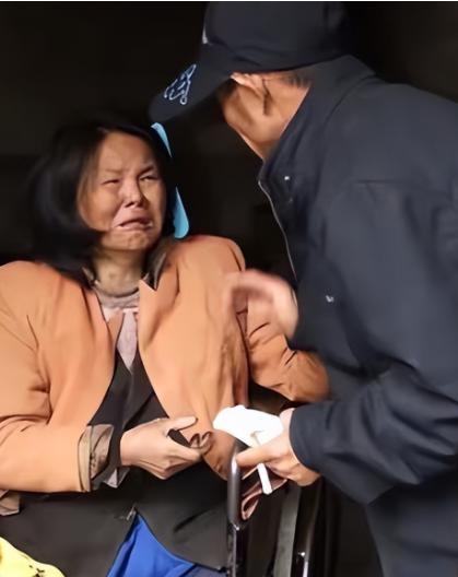 山东单县一位 43 岁光棍在街头遇见一名截瘫女子，将她带回自家照料，不料，女子半
