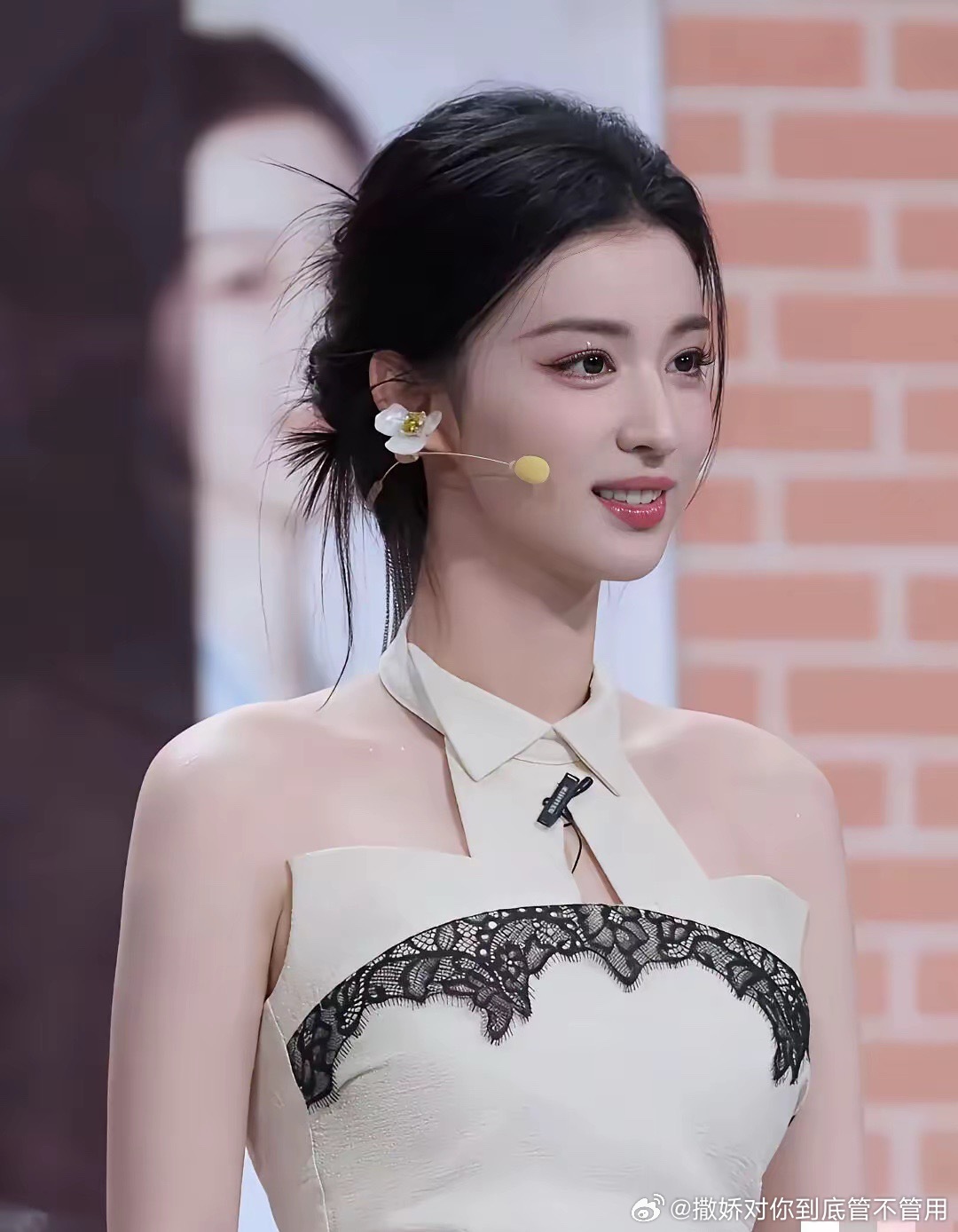 被称为小刘亦菲的她可不是白叫的，柳叶眉、大眼睛，双眼皮，骨相360度无死角，站在