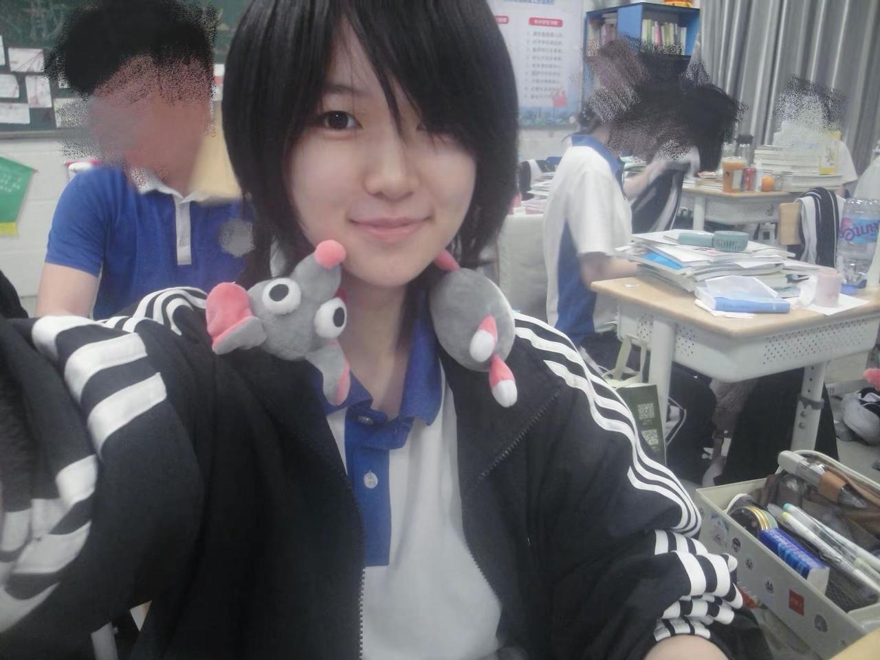 本来想借支笔的 但看到你弯弯的睫毛和可爱的脸 算了 借个以后吧日系短发 校服 l