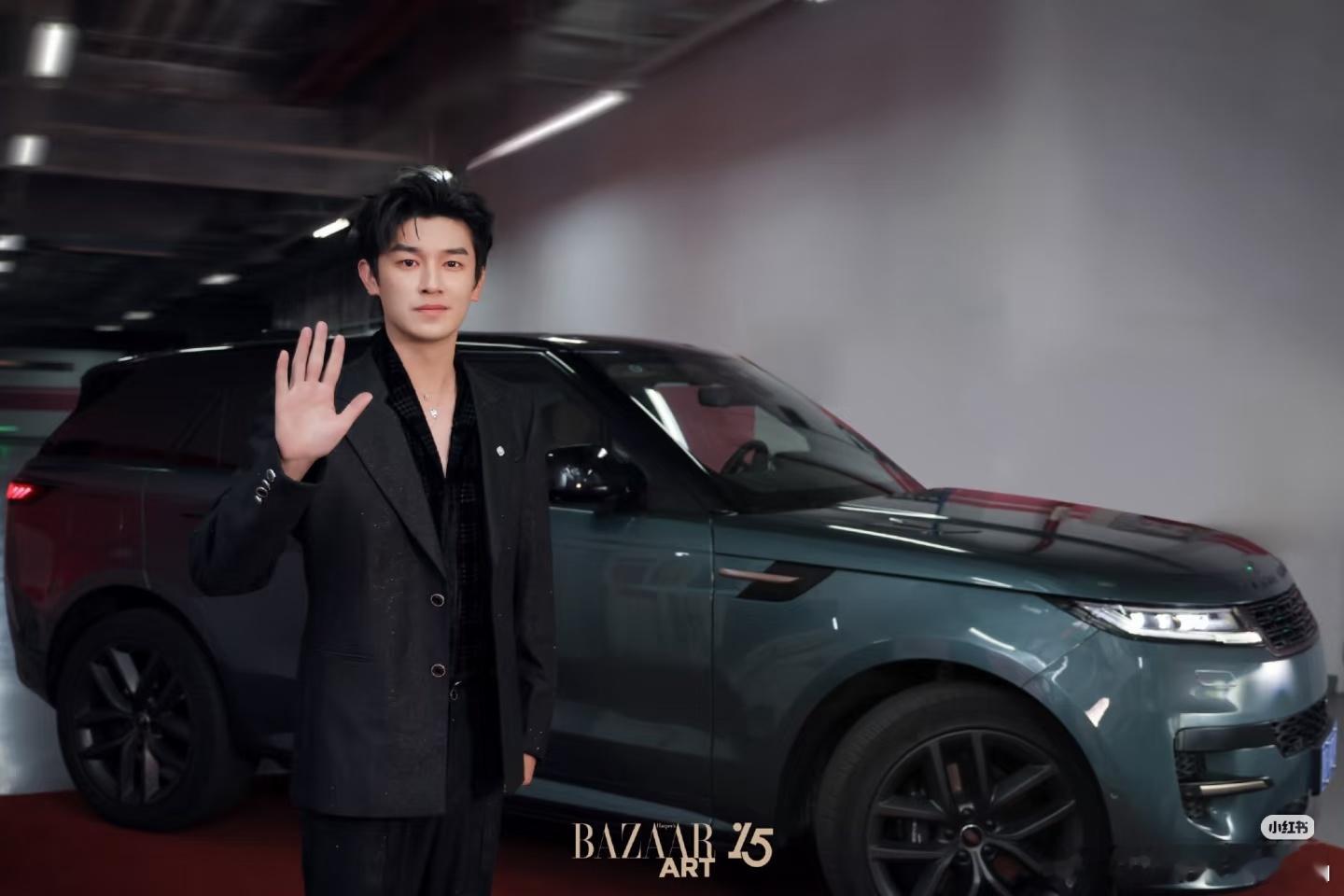 杨旭文有揽胜的商务了，不错不错，这个车和他很适配。 