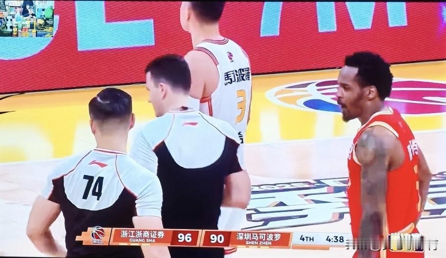韩国籍裁判朴景镇没有容忍和纵容孙铭徽，直接给了孙铭徽技术犯规[给力][给力][给