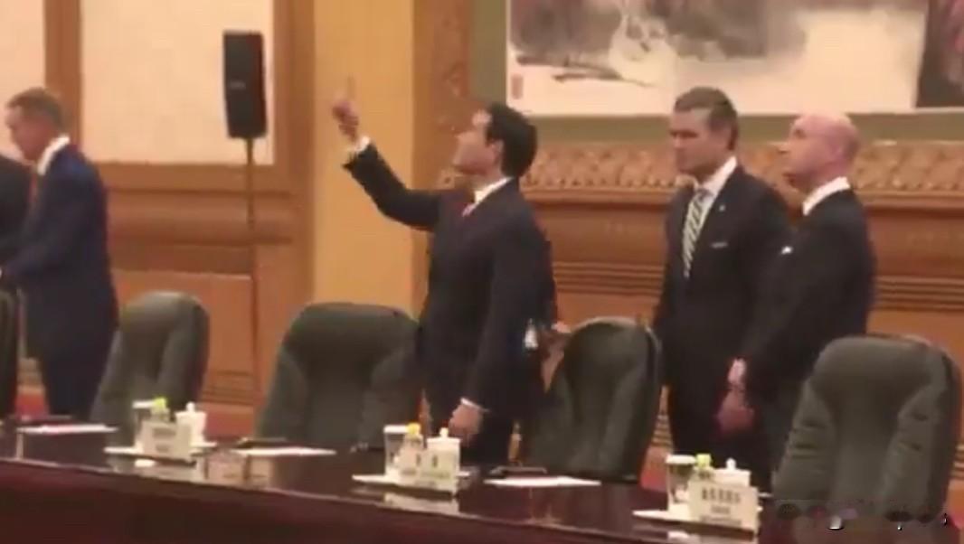 鲁比奥对人民大会堂的屋顶装修很感兴趣。美国代表团里大概就鲁比奥没怎么来过中国，所