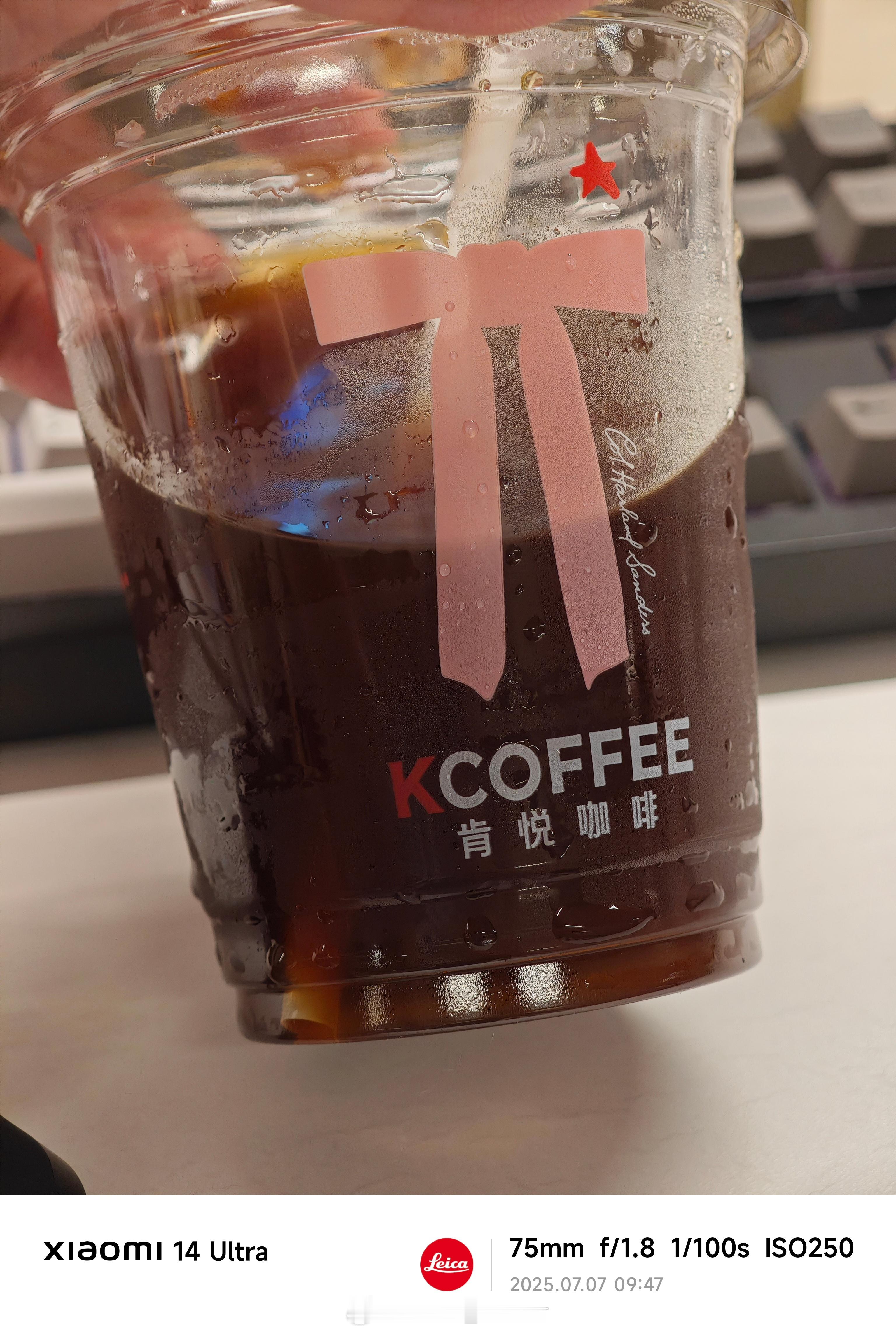 周一早上好！大家喝美式喜欢酸点儿的豆，还是苦点的？[酷]我喜欢酸点儿的。[酷] 