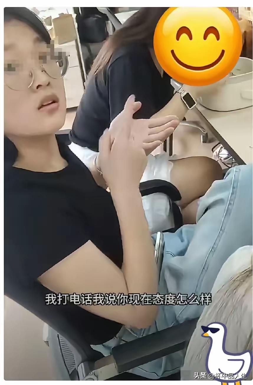 整件事完整始末
 
女子点外卖，要求必须亲手交到自己手上，骑手放到楼下前台，没有