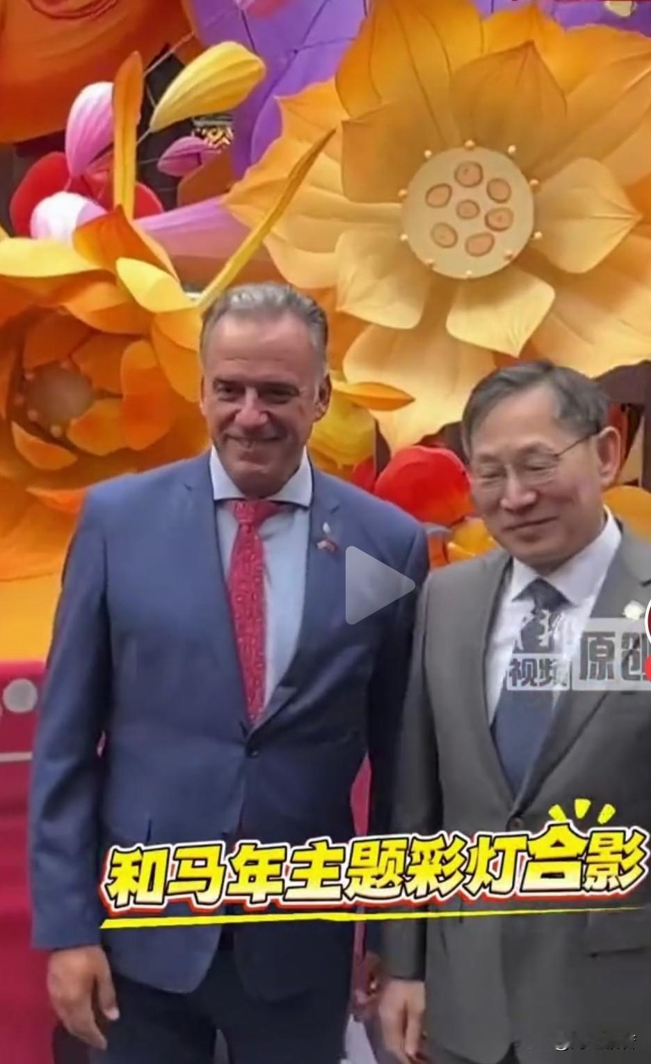 乌拉圭总统奥尔西也去豫园了，果真拍照上瘾啦！

2月5日，奥尔西去上海豫园打卡，