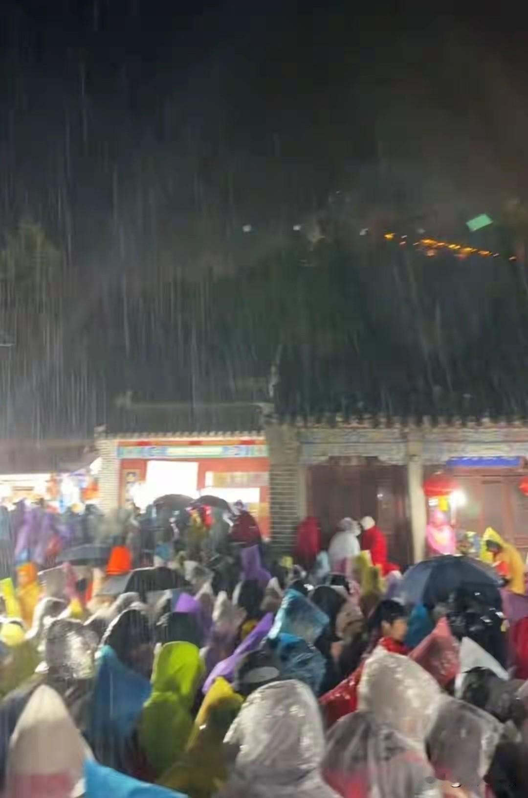 刚刚看到一张大家五一去爬泰山被大雨淋的图片时。我正舒服的窝在沙发里，吃着网购来的