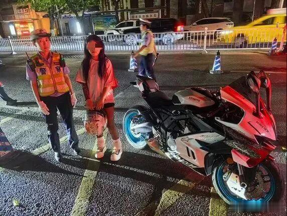 【爱车安全贴士 女子深夜骑改装摩托车“炸街”，被查后连简单靠边停车都无法完成？交