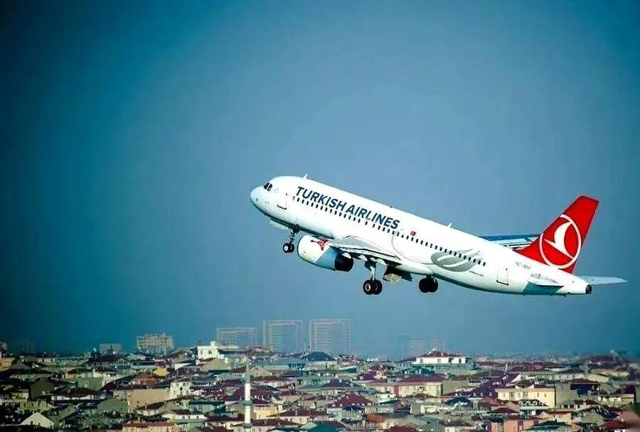 伊朗上空，突然变得不对劲了。
土耳其，北约的。阿联酋，美国的铁杆。两家的航空公司