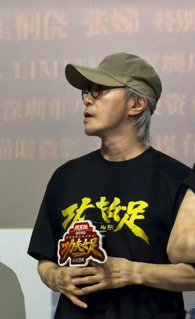 周星驰电影大人小孩看得都开心周星驰想让大朋友小朋友都喜欢 功夫女足真的做到了大小