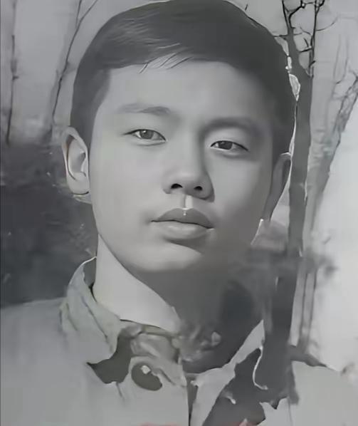 据说这是一位明星年轻时的照片，有人认出来是谁吗？

我左看右看了半天，没想起来，