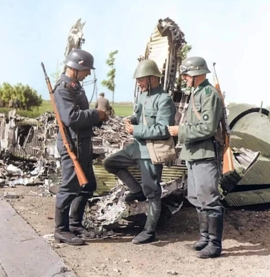1940年5月在荷兰，一架容克Ju-52飞机残骸附近，一名荷兰士兵与一...