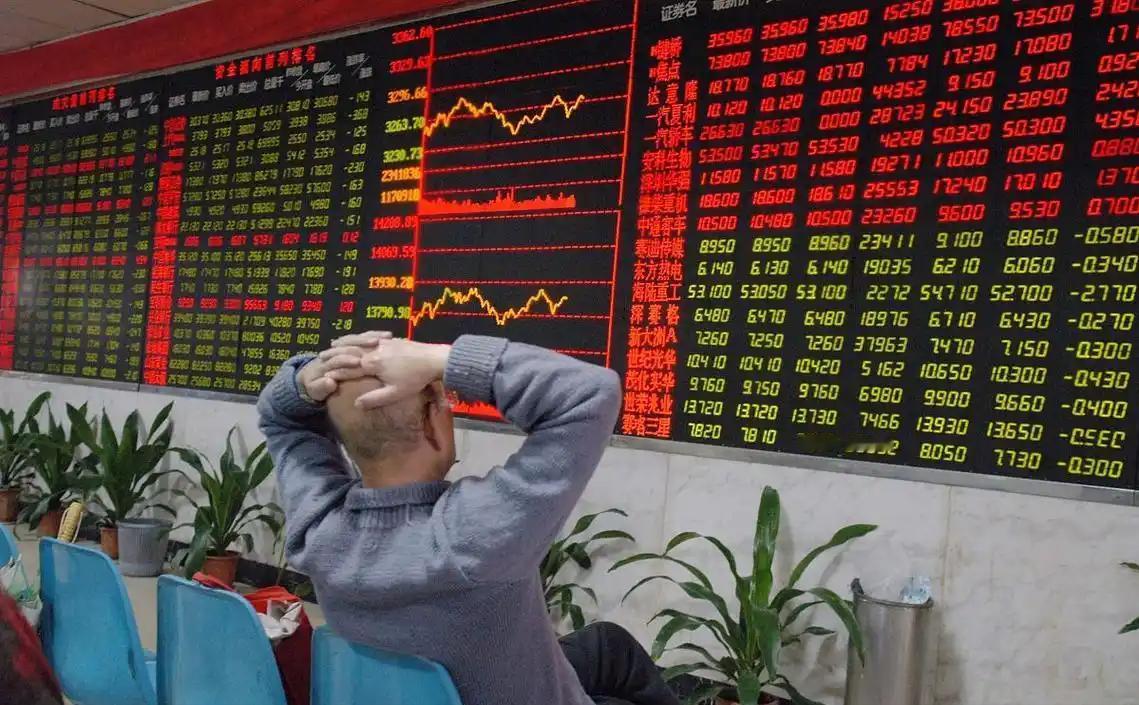有位股民盯上京沪高铁很久了，他瞅准时机，在5.6元附近先买入9000股，心里踏踏