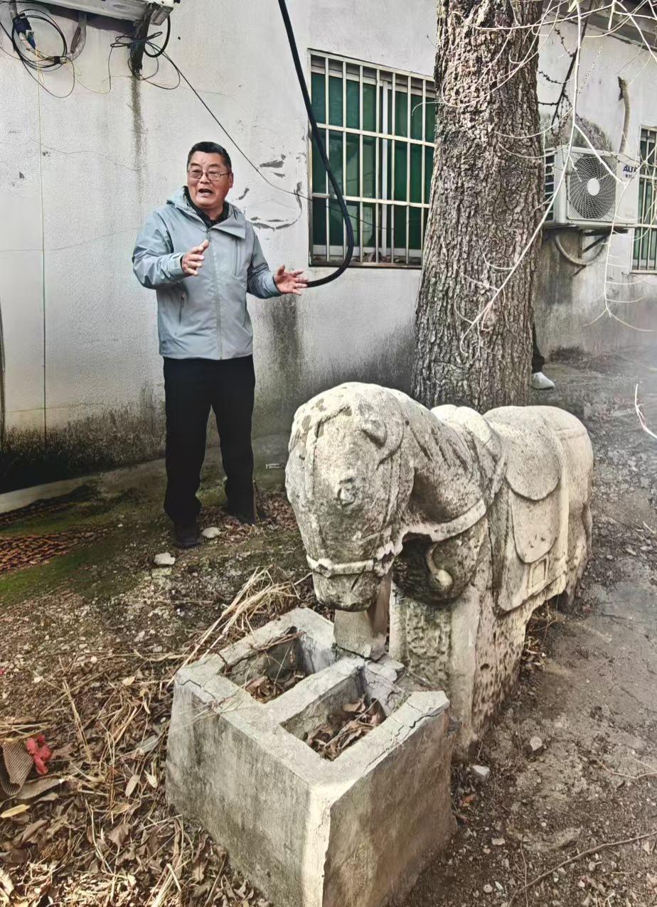 它曾驮过谁的马蹄声，又见证过多少人间故事？
如今，只在这寻常巷陌里，与老树、旧墙