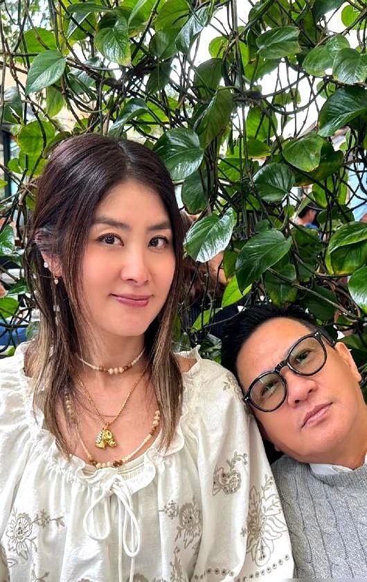 已婚张家辉把脑袋砸在陈慧琳肩膀上，几万条评论竟没人骂出轨。
 
你敢信现在的圈子