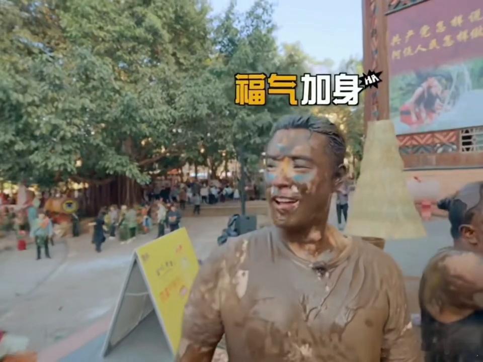 陈赫腰上长了个屁股哈哈哈哈哈笑不活了！陈赫这造型真·腰上长屁股，浑身是泥就算了还