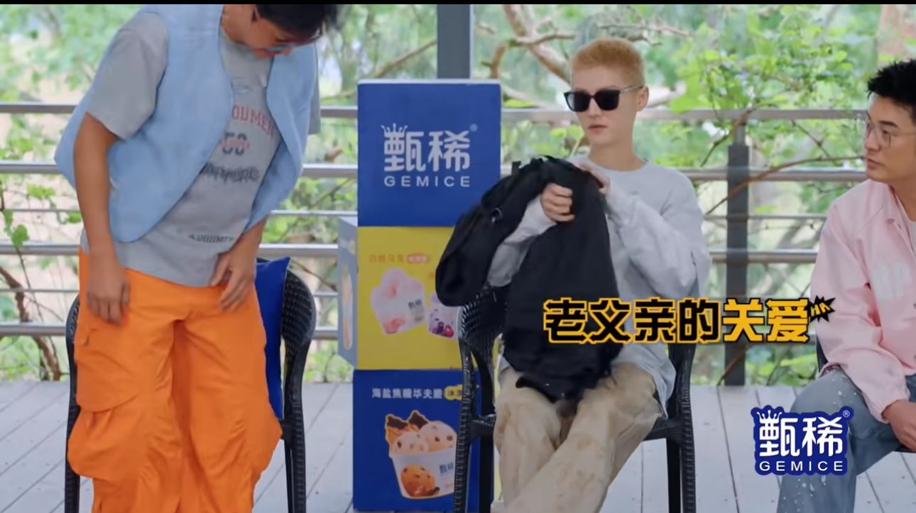 邓超给鹿晗递衣服邓超对鹿晗来自老父亲的关爱