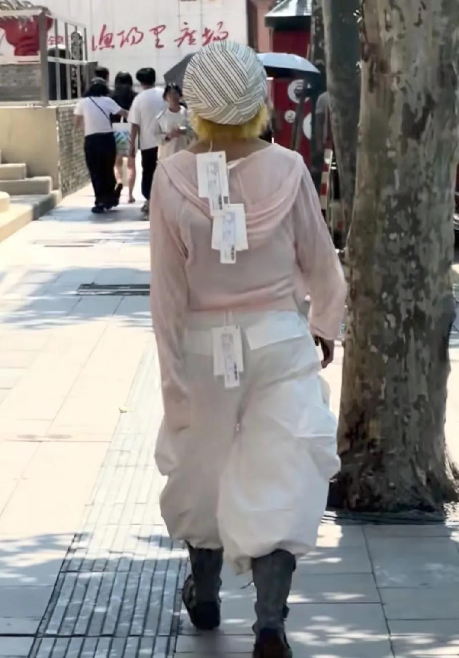 实话实说，忍受不了。
大街上看到这位特别的路人，
衣服裤子吊牌全都不剪，直接挂在