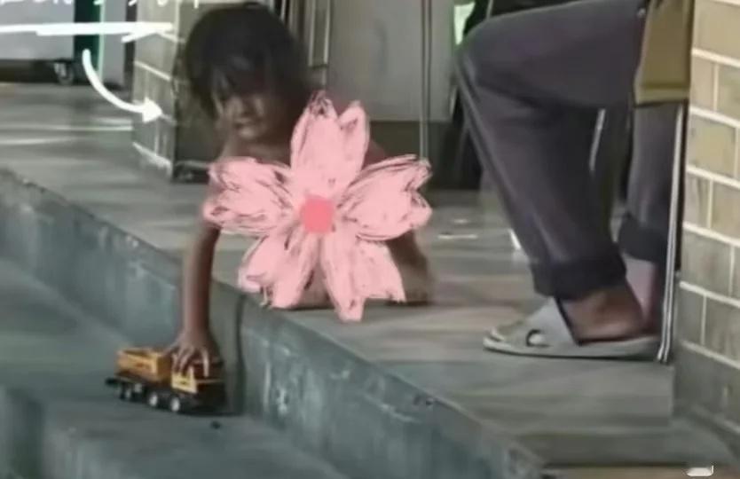 想知道小孩现在情况
已经到法定年龄上学，他必须每天上学出现在大家眼里，我们才能知