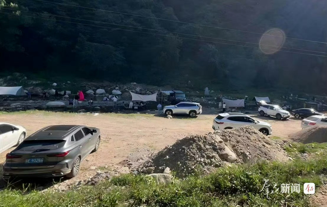 三秦二三事【西安蓝田县清峪河露营挖坑破坏环境、村民忧心汛期安全】蓝田县厚镇清峪村