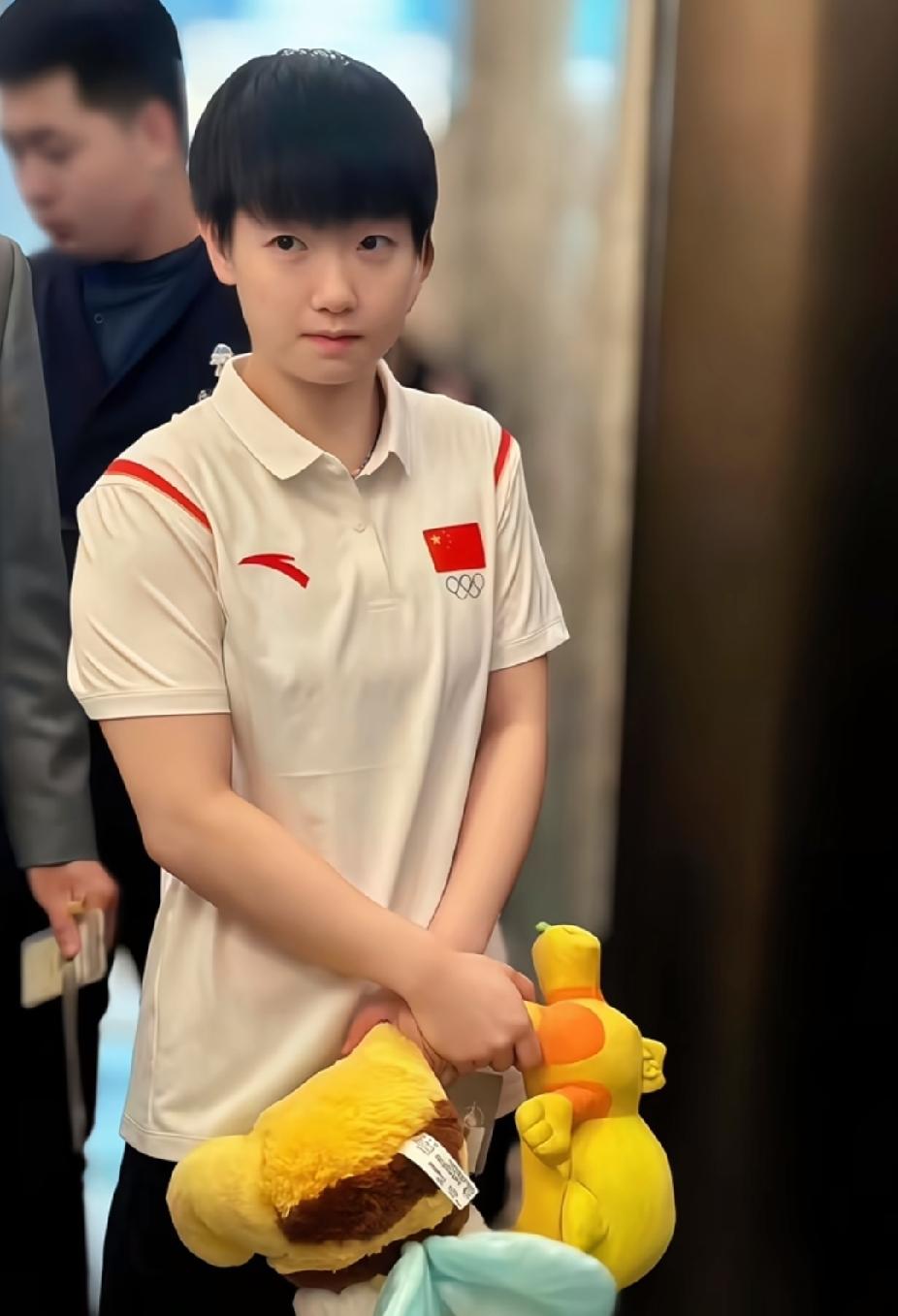 杭州亚运会的旧图太戳人了✨
孙颖莎身着国家队队服，双手捧着亚运会玩偶，安安静静站