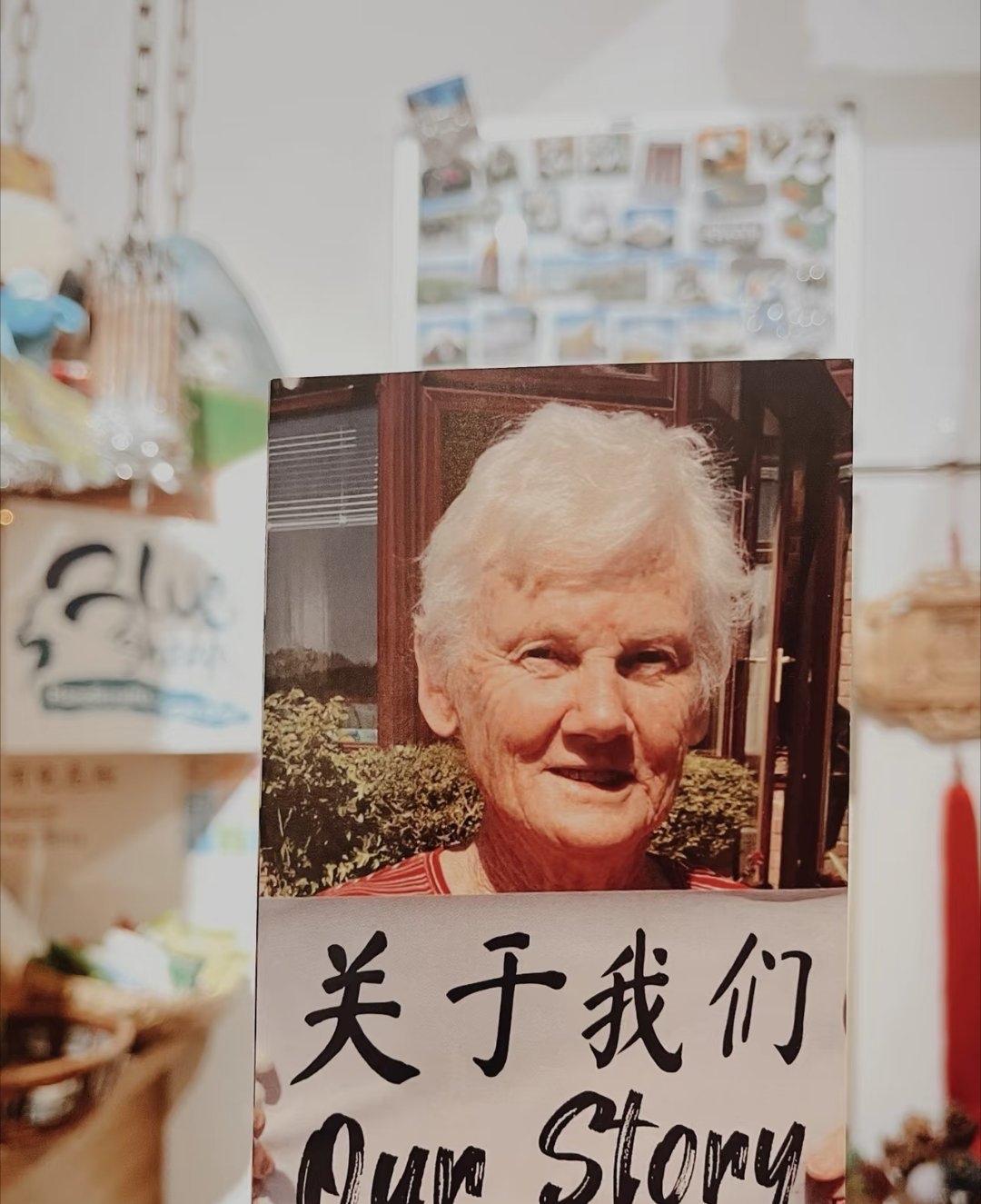 在成都玉林路的巷子里，有家挂着彩色风铃的杂货店，门口总摆着几盆开得正艳的月季。店