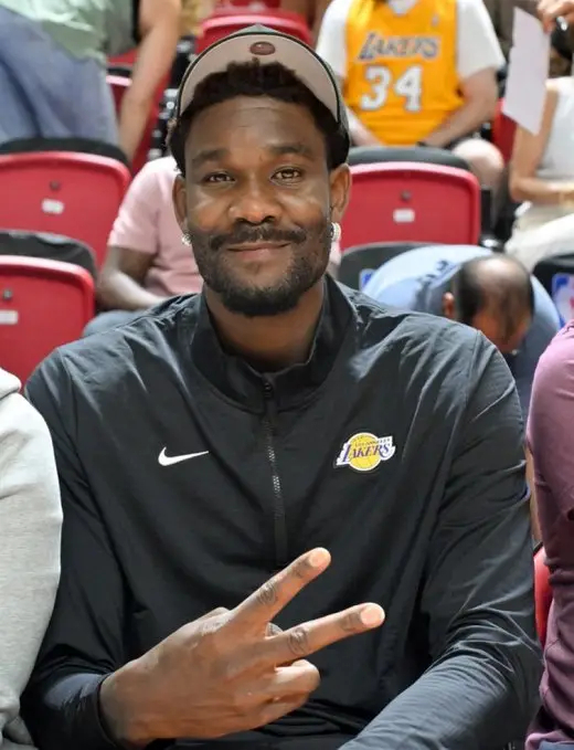 湖人自媒体Lakers Lead提问：“此时此刻有多少现役中锋比德安德烈-艾顿更