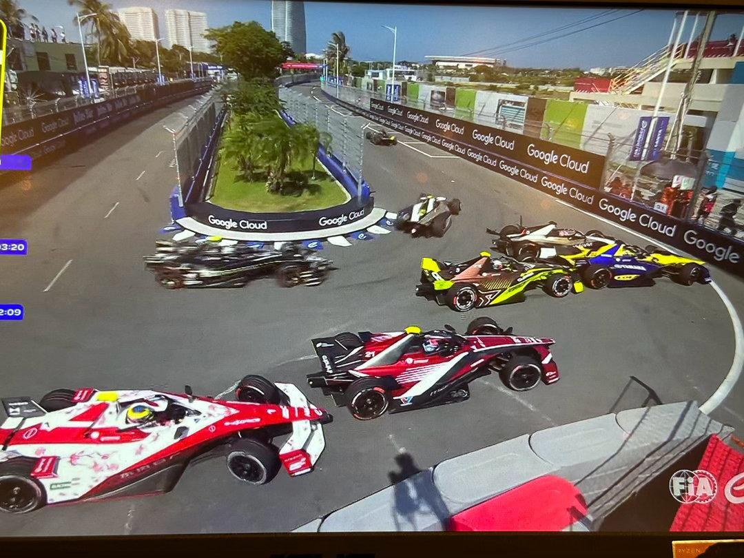 FormulaE2026fe电动方程式三亚站 红旗，大撞车 