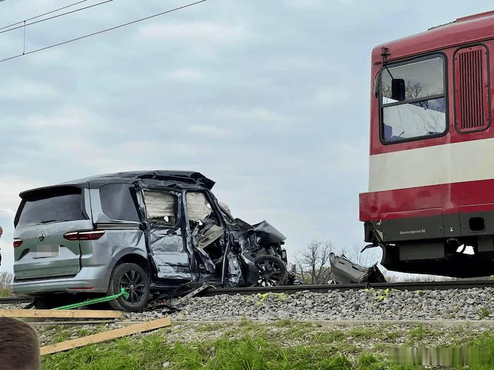 RIP 道路千万条 安全第一条曼宁格因火车撞击去世