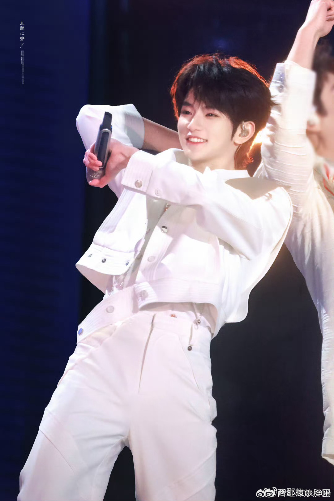 穆祉丞湖南卫视元宵喜乐会《白龙马》台风好稳，又萌又帅！恩仔真的好可爱