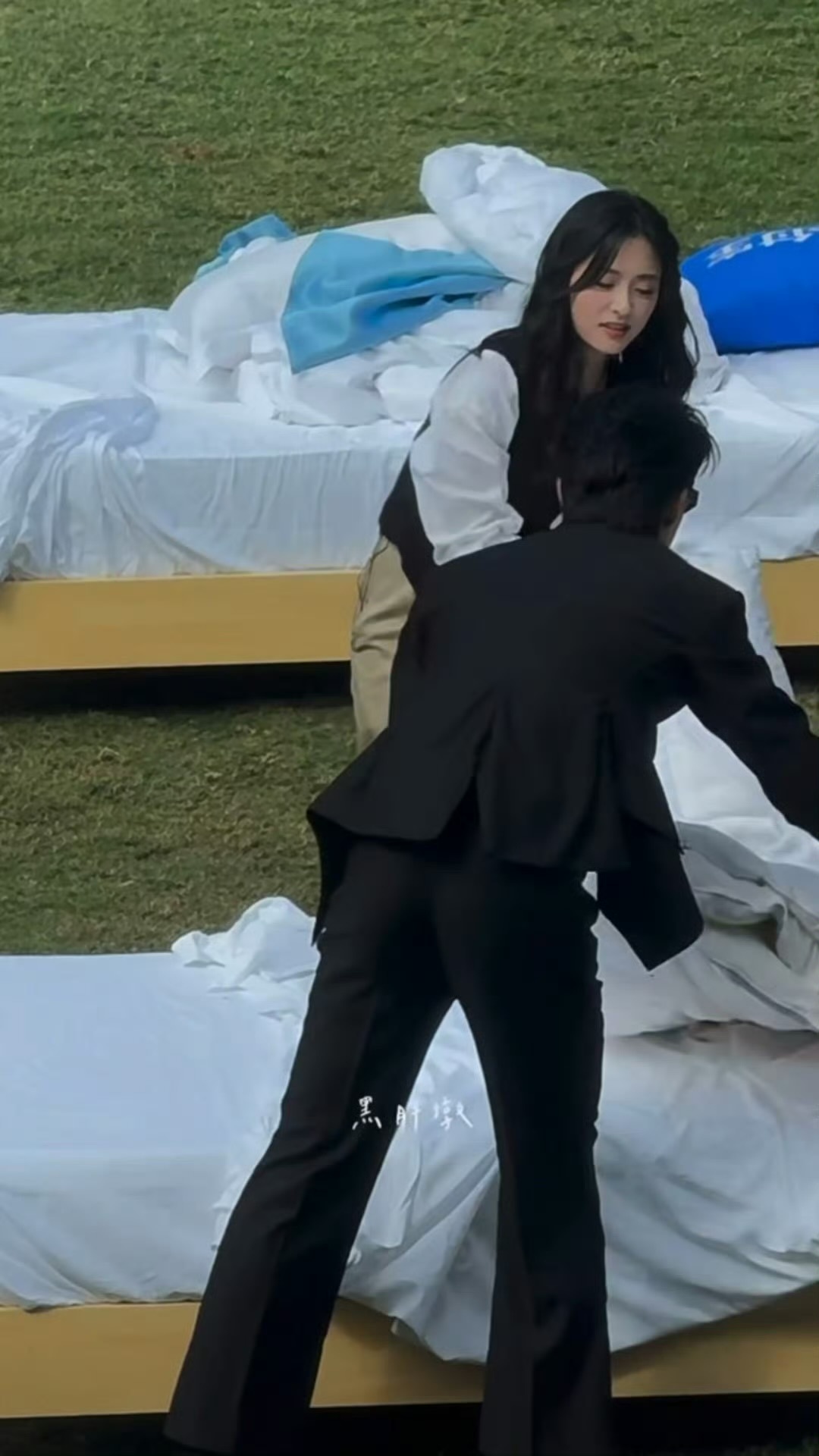 王鹤棣沈月又同框了粉棣月系的又开心了！沈月、王鹤棣又一起铺床了，再度梦回《亲爱的