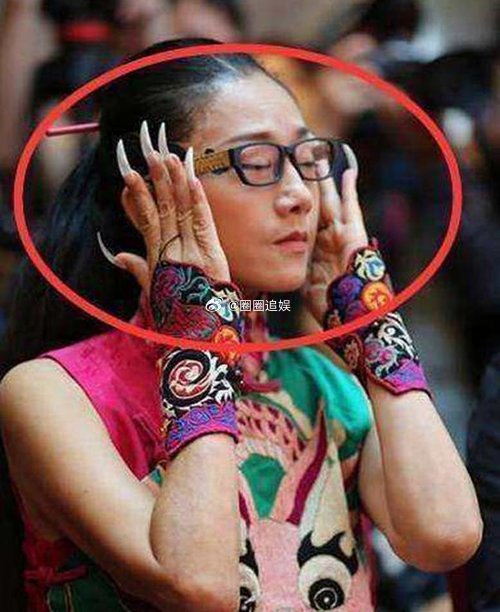 一次节目现场，金星毫不犹豫的问杨丽萍：“你的手指甲那么长，拿纸巾擦屁屁屁应该不方