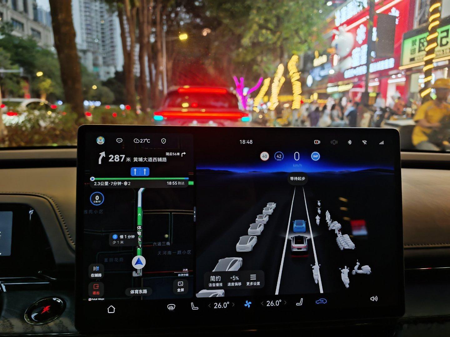 路上越来越多小蓝灯了，尤其是在高峰期堵车的时候，让智驾帮我跟车可以轻松不少，心情