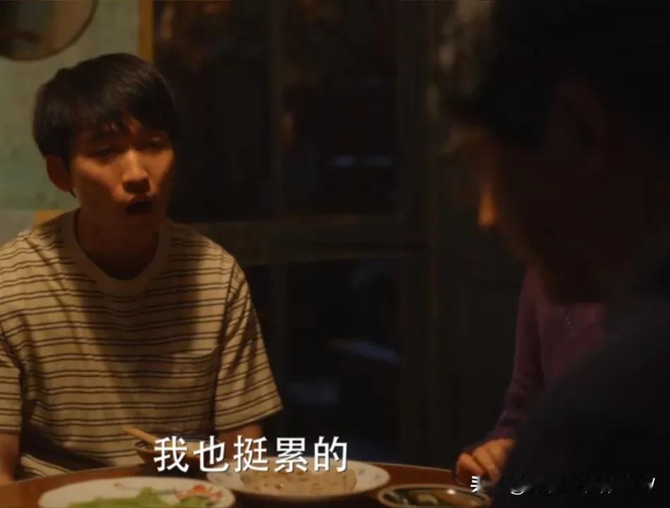 向鹏飞从不认为别人对自己好是理所应当的。
父母赚钱供自己上学，鹏飞知道是辛苦的。