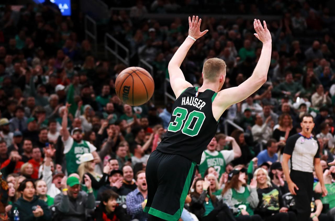 萨姆-豪瑟这赛季的表现也太离谱了。之前几个赛季，他的三分命中率都超过41%，投篮