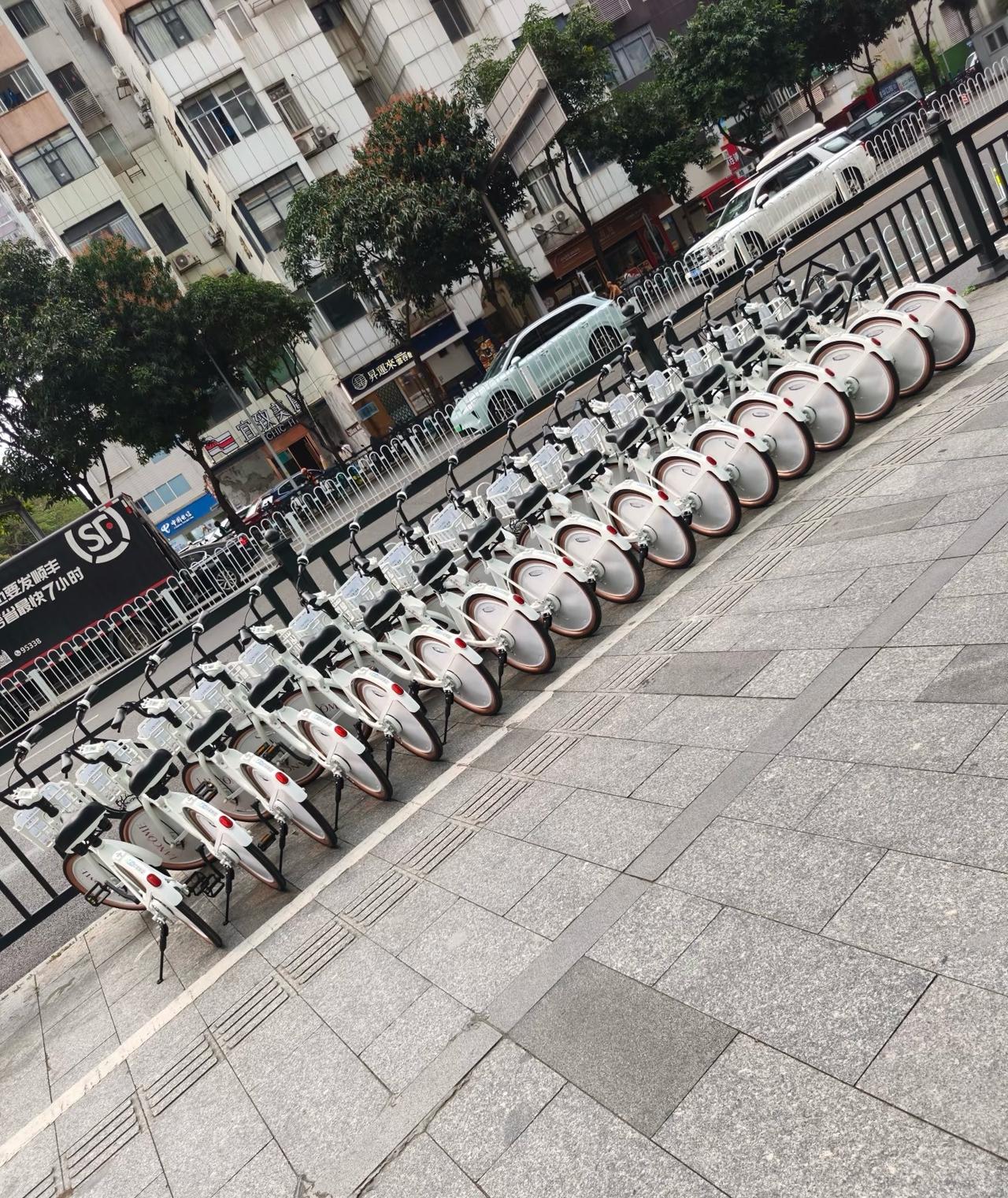 广州又多了白色共享单车

广州真是要规定地方还车才可以，电单车已经乱，外地的共享