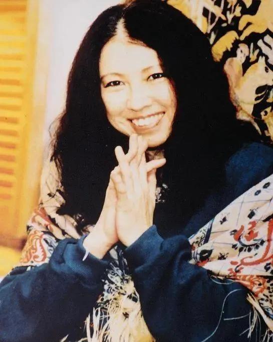 图一，三毛女士。
图二，三毛女士和荷西在一起。
三毛的作品名闻遐迩：《撒哈拉的故