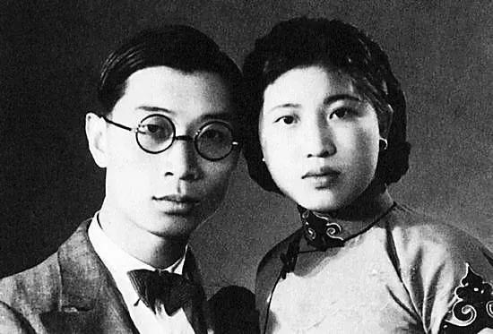 1966年9月3日深夜，上海，妻子将准备好的毒药递给丈夫，丈夫吞咽下去后，很快失
