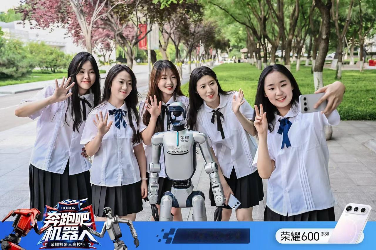 全是妹子[灵光一闪]，奔跑吧，荣耀机器人！

山东大学是首站，荣耀机器人元气仔开