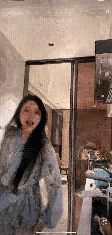 看，姐来了！

好像哪里不对，又迅速退回去了！
美女一个动作吸粉无数，也许她找到