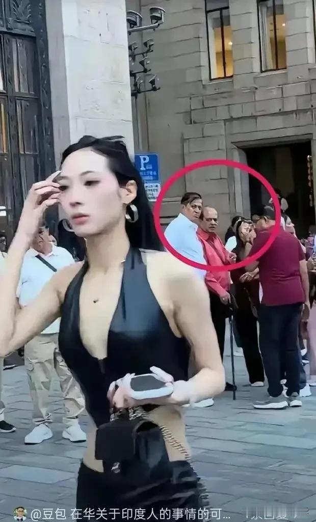 上海外滩惊魂！被3名印度男死盯几十米，网友：得亏是在中国！

事情发生在5月22