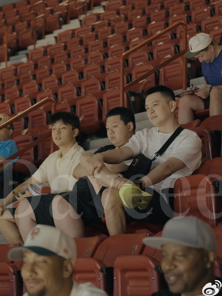 杨导和总经理小刘总也出现在NBA夏季联赛的场馆，观看今日夏联比赛[good]辽宁
