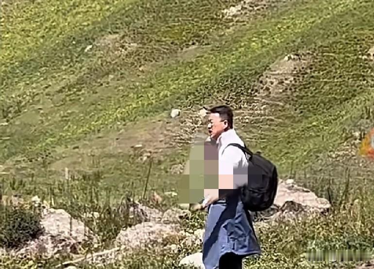 近日，新疆伊犁夏塔景区，一男子正在游玩，突然接到一通工作电话，男子当场掏出电脑蹲