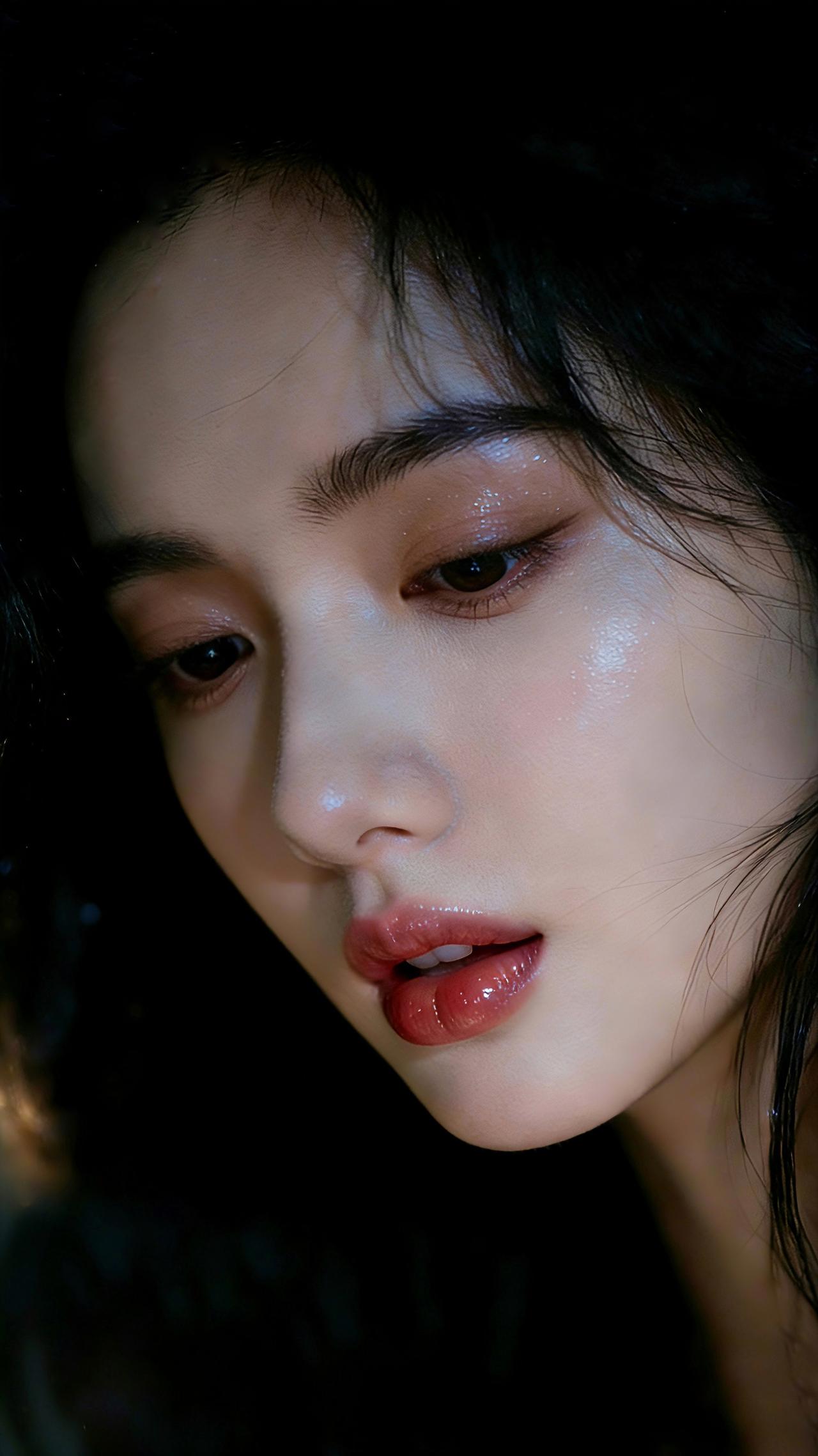 九帧同绘侧颜仙！乌发如瀑垂落藏柔光，眸似星辰眼含情，唇若樱瓣映雪肌。深调背景织静