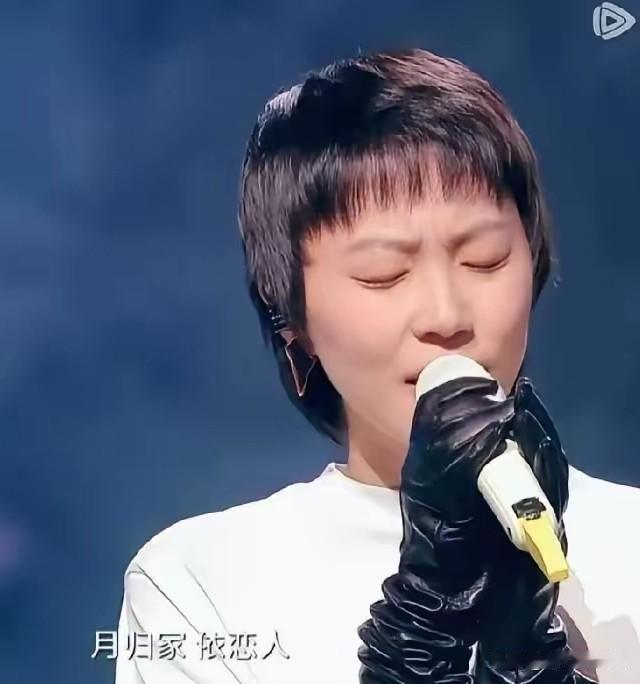 说句不怕得罪人的话，
"湾区升明月"晚会上，
窦靖童真的没必要刻意模仿王菲，因为
