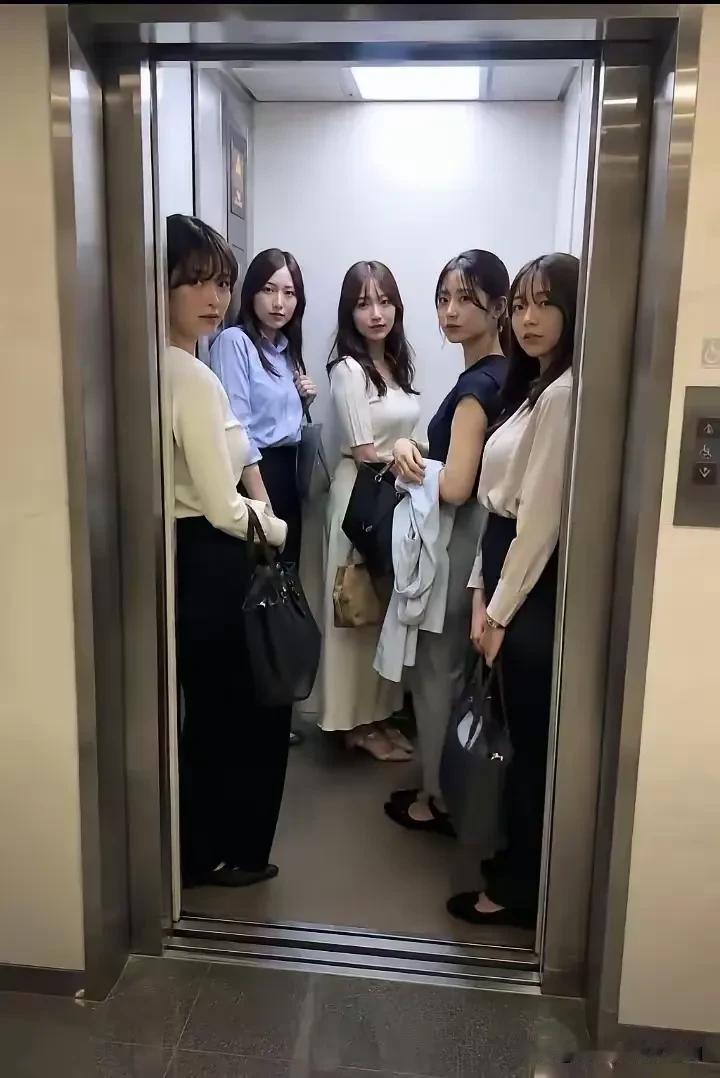 面对这群这么“犀利”的眼神，就问你怕是不怕？[大笑][大笑][大笑]