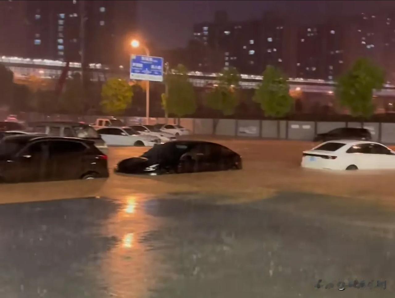 昨晚长沙一场暴雨
不知道又要产生多少水泡车了
从南到北从河西到河东
好像都有积水