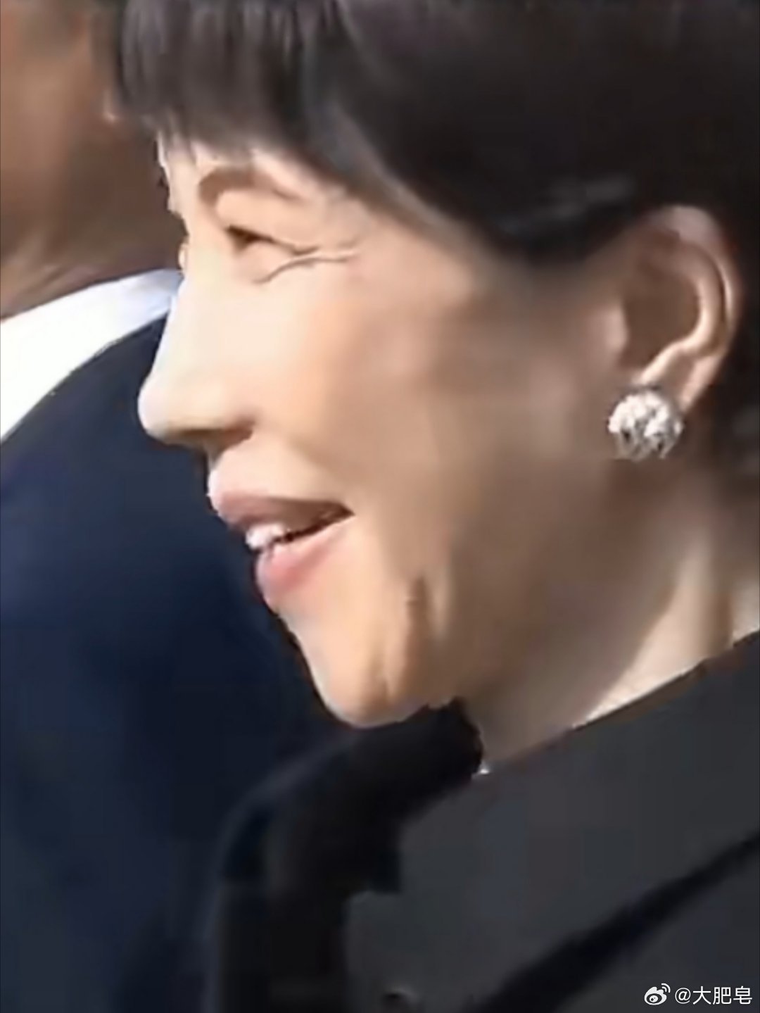 高市早苗扒车窗送别李在明 中国有句古话叫做：无事献殷勤，非奸即盗。这么舔韩国，日