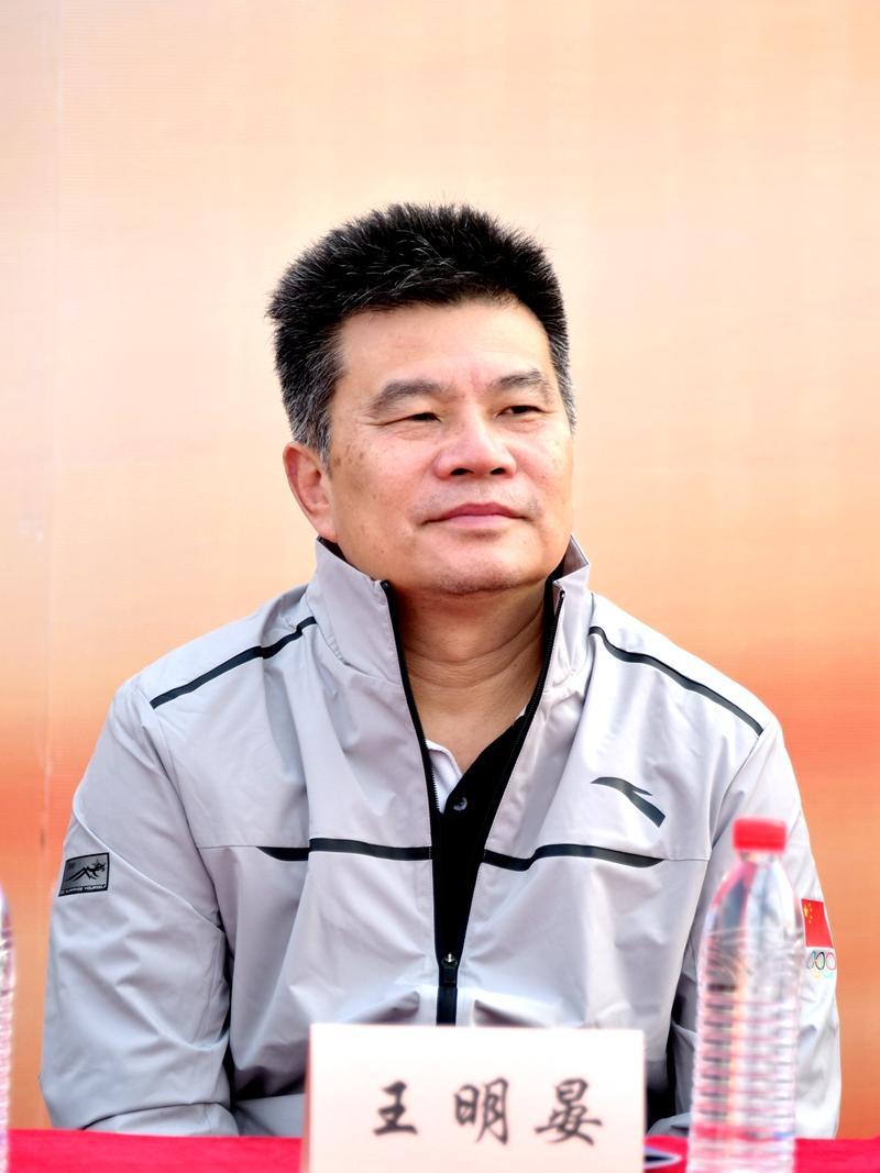 他仰着脸看人，鬓角的白发比新雪还刺眼。
一张极具辨识度的脸。
寸头，浓眉，小眼。